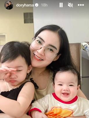 Nella Kharisma momong anak. (instagram.com/doryharsa)