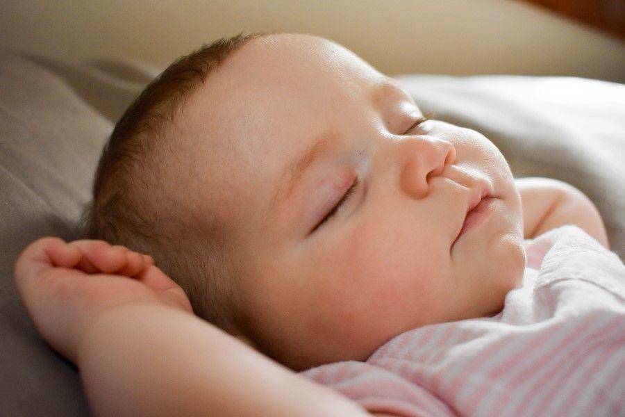 ilustrasi bayi tertidur lelap di malam hari (unsplash.com/Tara Raye)