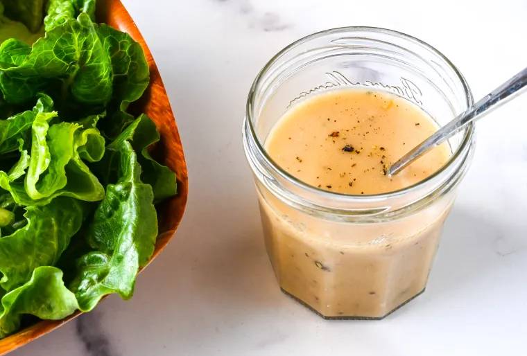 Ilustrasi vinaigrette dressing untuk salad (onceuponachef.com)