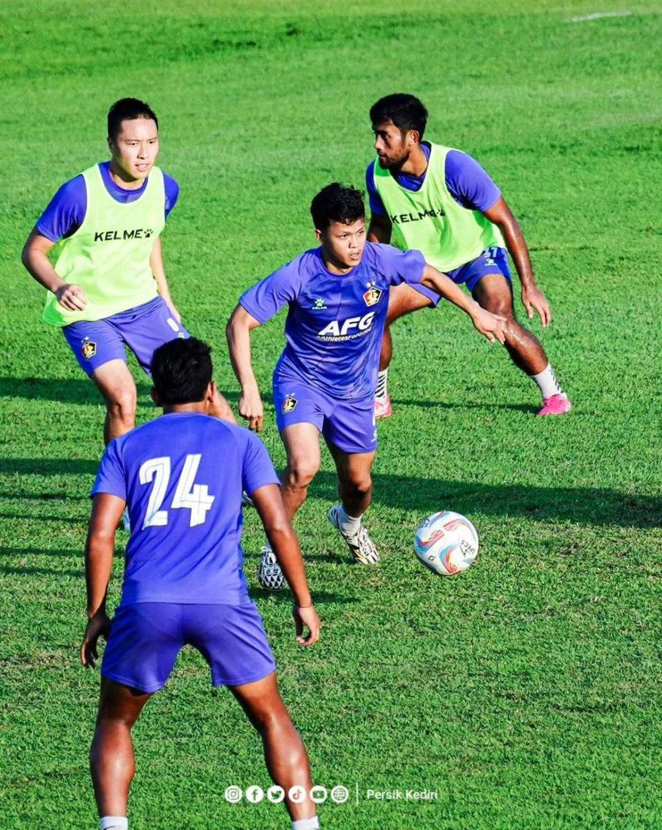 Pemain Persik Kediri saat berlatih. Instagram.com/ persikfcofficial