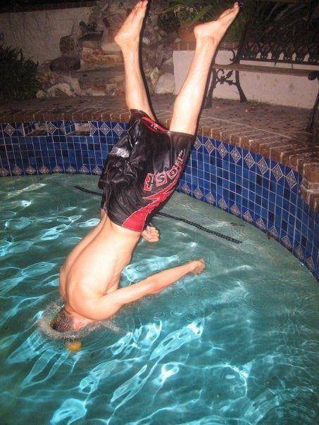 potret momen kocak sebelum kejadian di kolam renang (reddit.com/user/hommedemars)