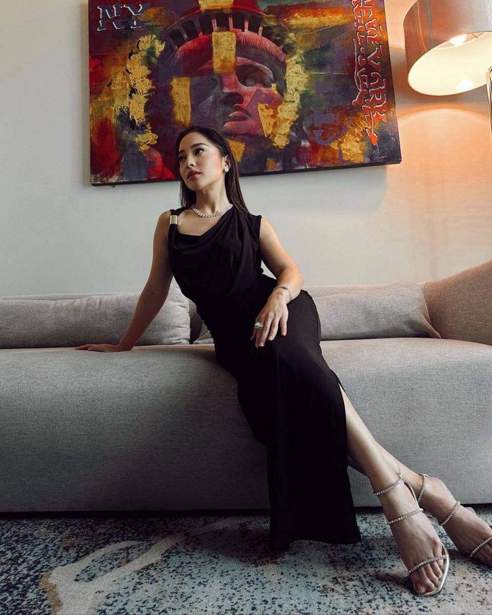 Baju pesta warna hitam (instagram.com/nikitawillyofficial94)