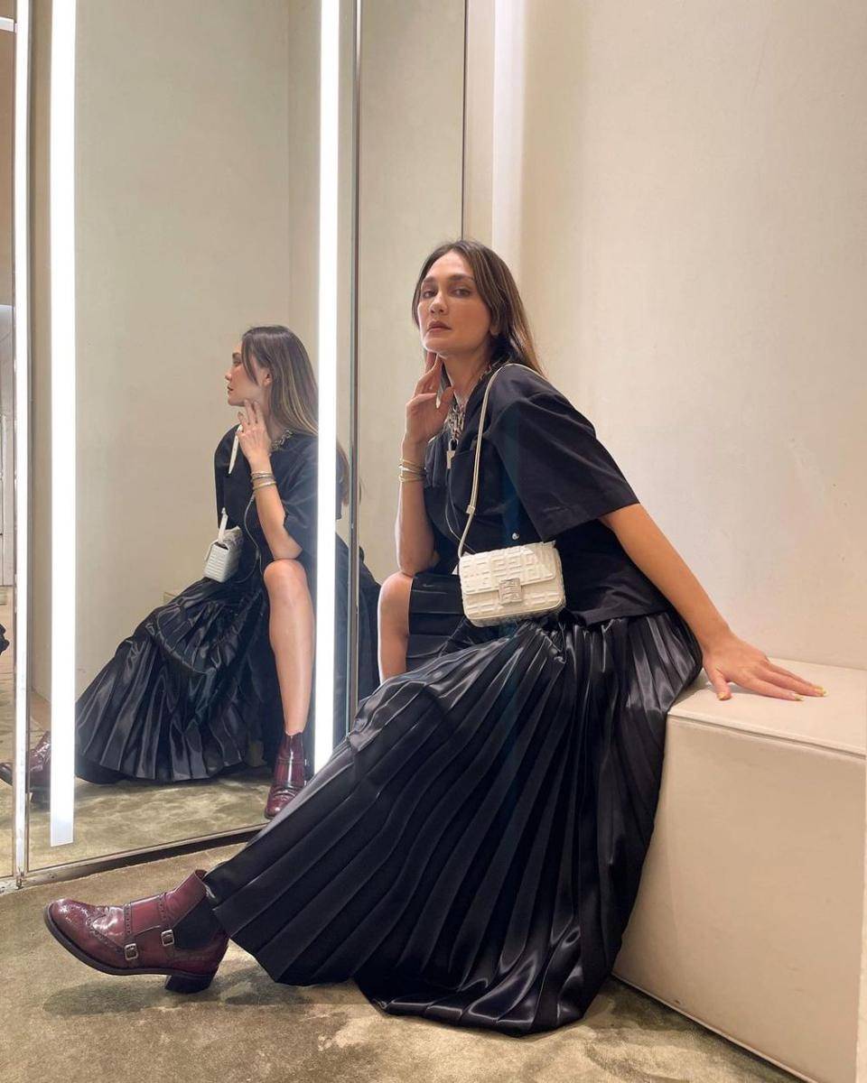 Baju pesta warna hitam (instagram.com/lunamaya)
