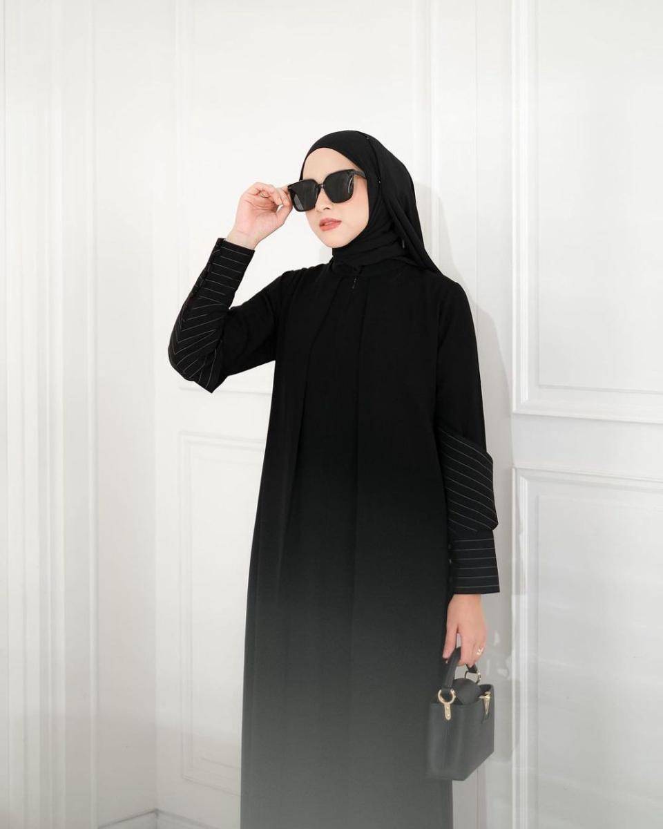 Baju pesta warna hitam (instagram.com/ninazatulini22)
