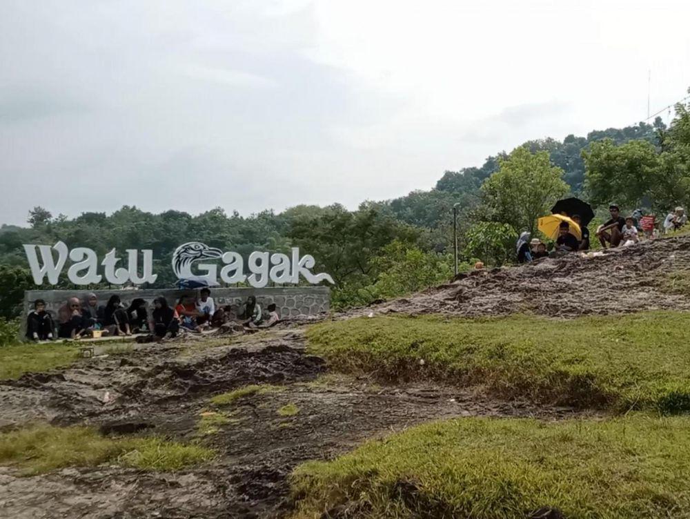Bukit Watu Gagak, Spot Asyik Berburu Sunset dan Kuliner di Bantul