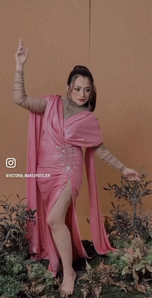 pemotretan terbaru Nathalie Holscher usai lepas hijab (Instagram.com/victoria_makeupatelier)