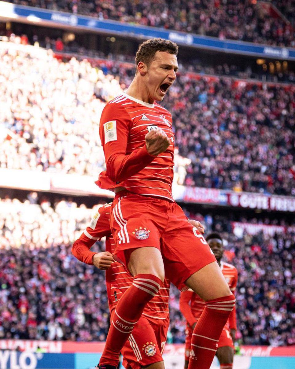 Selebrasi Benjamin Pavard saat golnya berhasil menembus gawang Augsburg. (instagram.com/fcbayern)