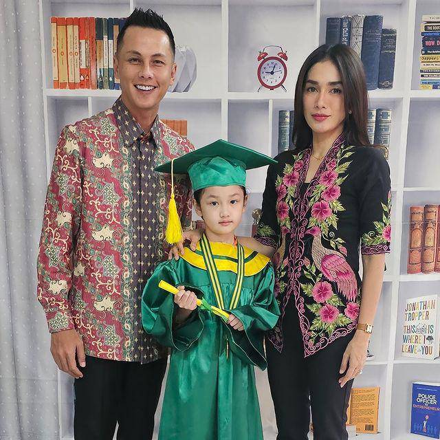 potret Andhika dan Ussy bersama anaknya (instagram.com/andhiiikapratama)