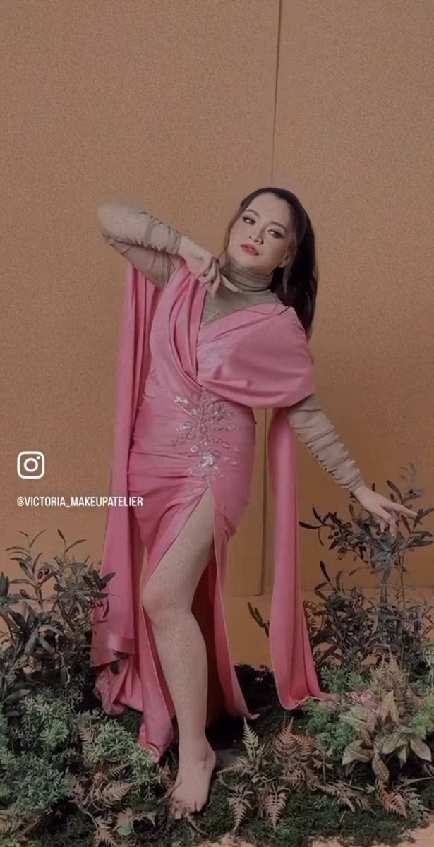 pemotretan terbaru Nathalie Holscher usai lepas hijab (Instagram.com/victoria_makeupatelier)