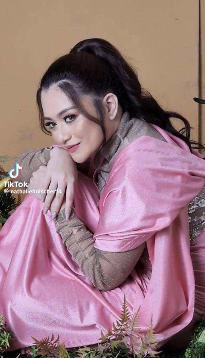 pemotretan terbaru Nathalie Holscher usai lepas hijab (tiktok.com/nathalieholscher14)