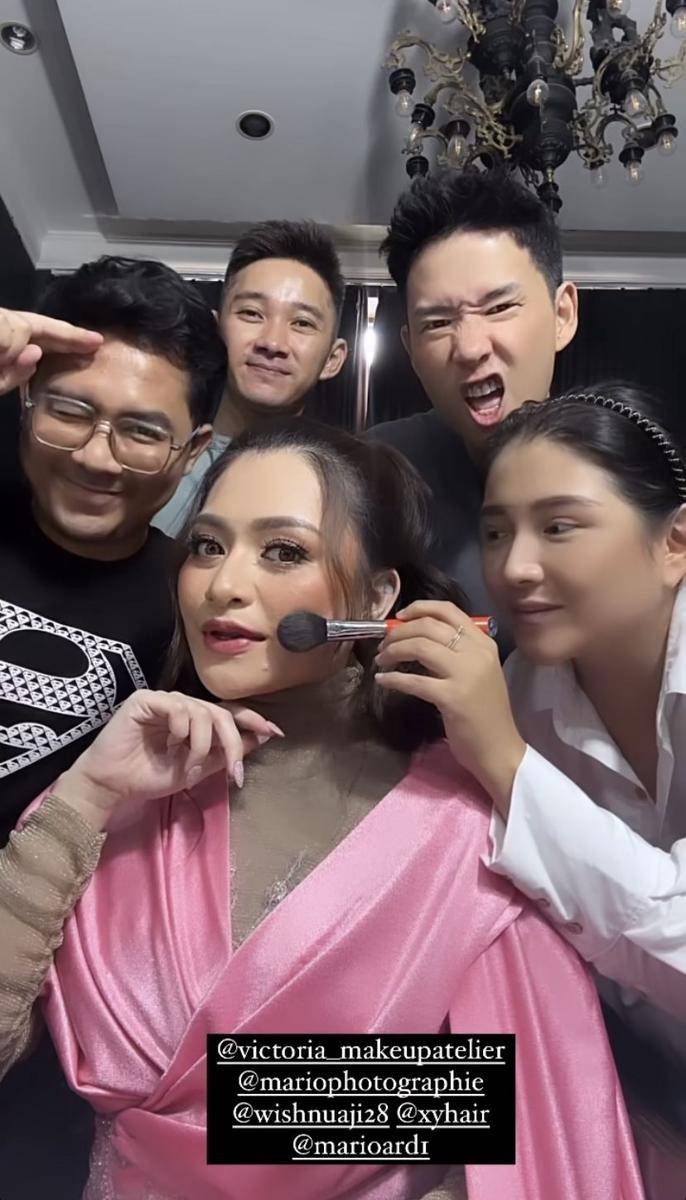 pemotretan terbaru Nathalie Holscher usai lepas hijab (Instagram.com/victoria_makeupetelier)