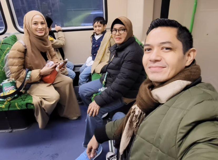 8 Potret Liburan Keluarga Dude Harlino di Australia, Lama Banget!