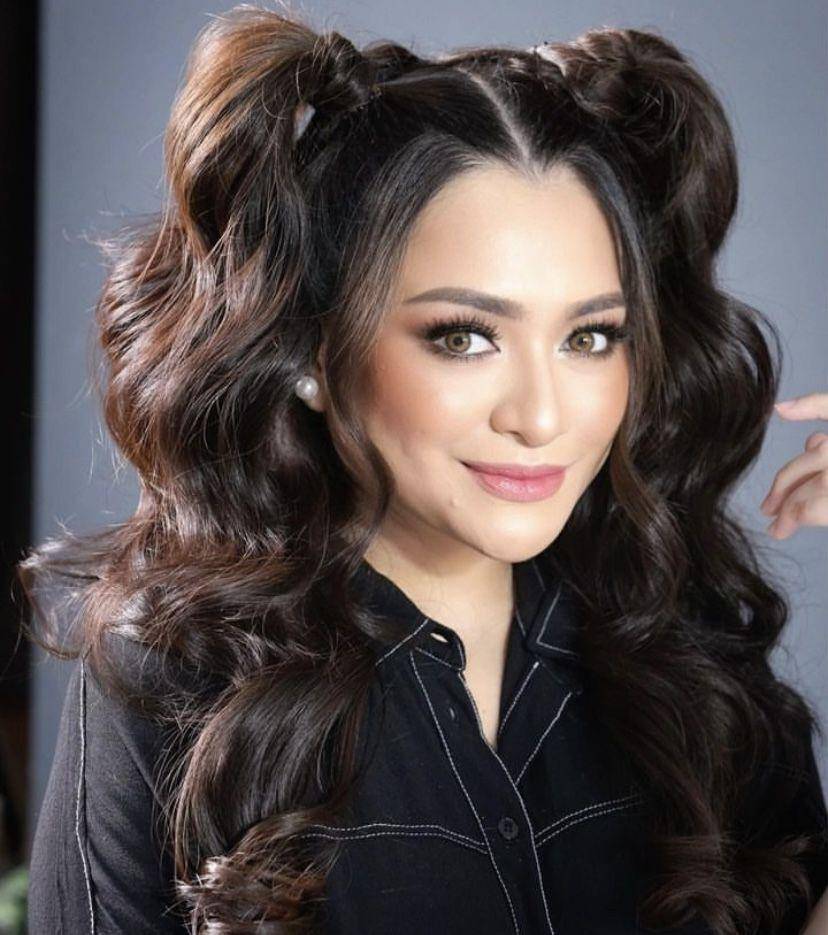 pemotretan terbaru Nathalie Holscher usai lepas hijab (Instagram.com/victoria_makeupatelier)
