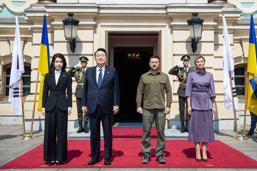 Presiden Korsel Yoon Suk Yeol dan Presiden Ukraina Volodymyr Zelenskyy (Twitter.com/Володимир Зеленський)