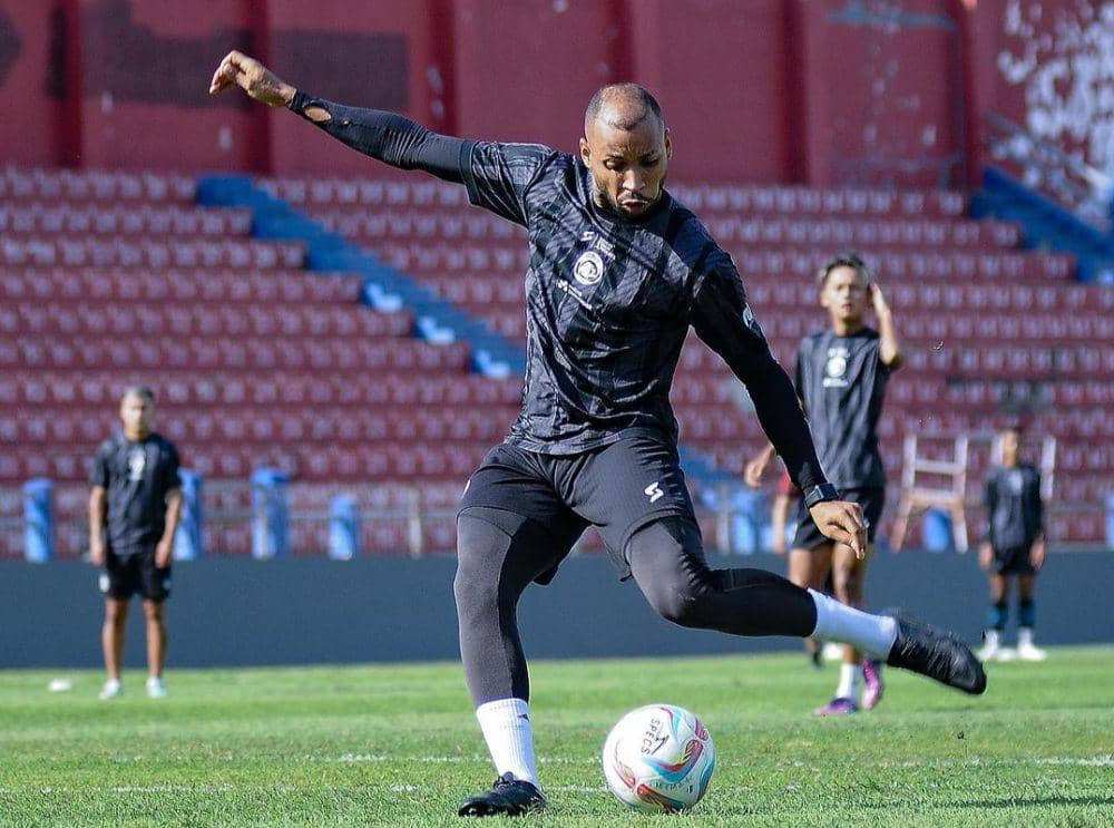 Pemain Arema FC, Gustavo Almeida, saat melakukan latihan. (Dok Media Officer Arema FC)