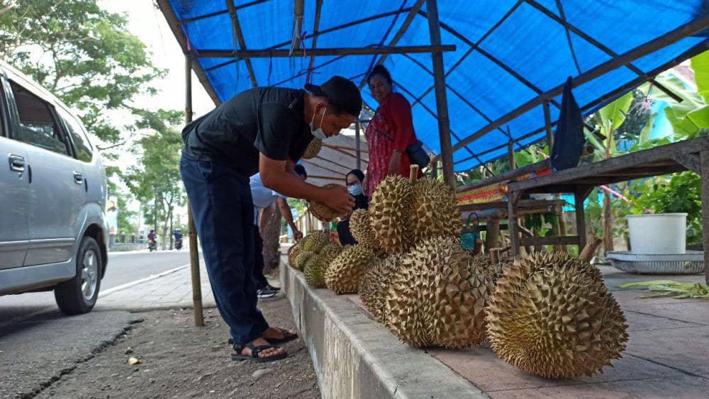 Penjual durian. (FOTO: IDN Times/ Agung Sedana)