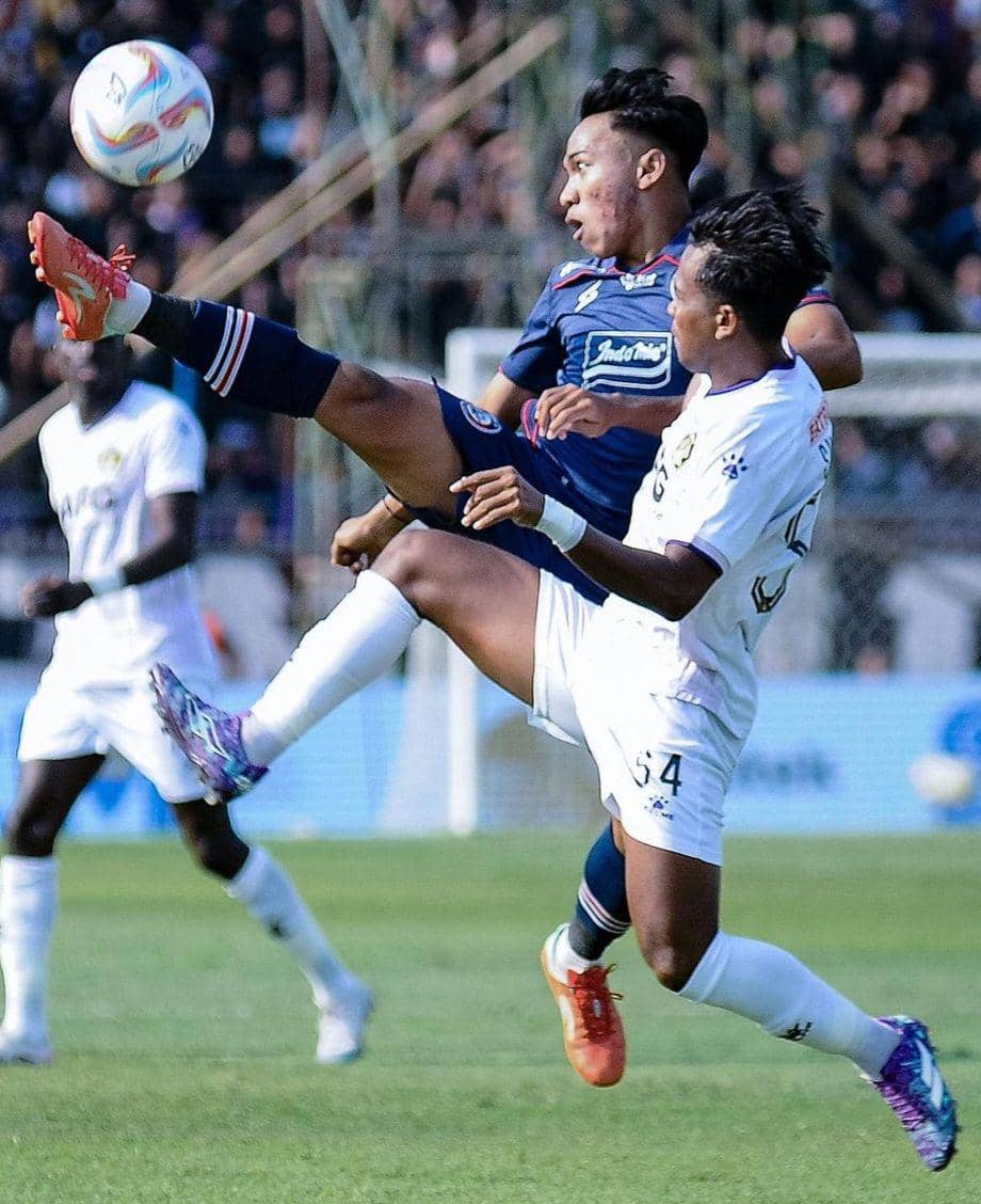 Duel dalam pertandingan Arema FC melawan Persik Kediri. (Dok Media Officer Arema FC)