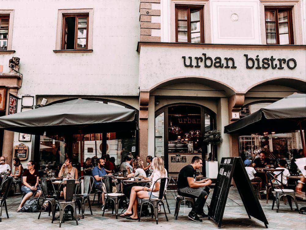 ilustrasi sebuah bistro (pexels.com/Rachel Claire)