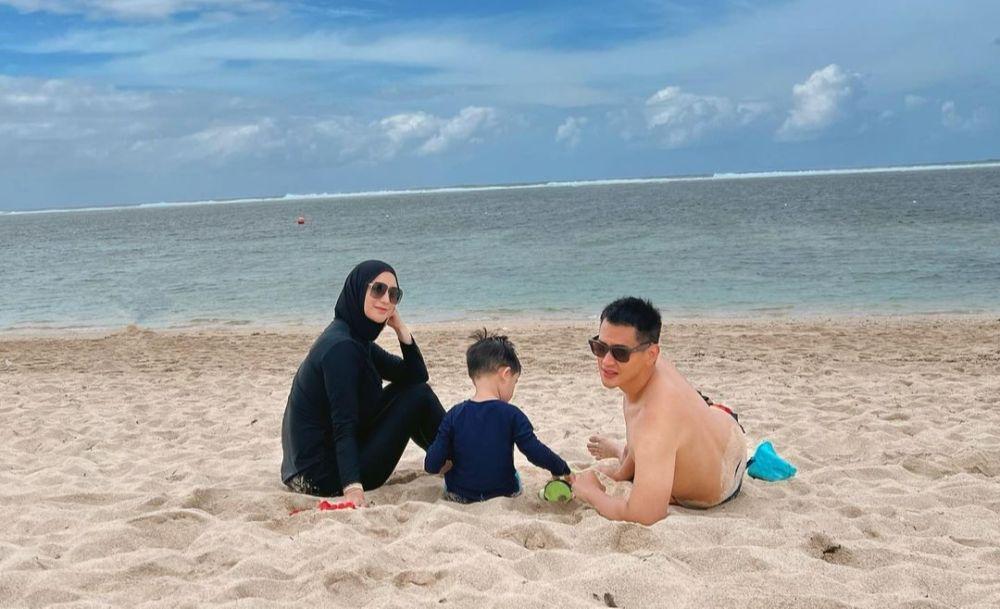 8 Potret Keluarga Kecil Citra Kirana Liburan di Pantai, Sweet Banget!
