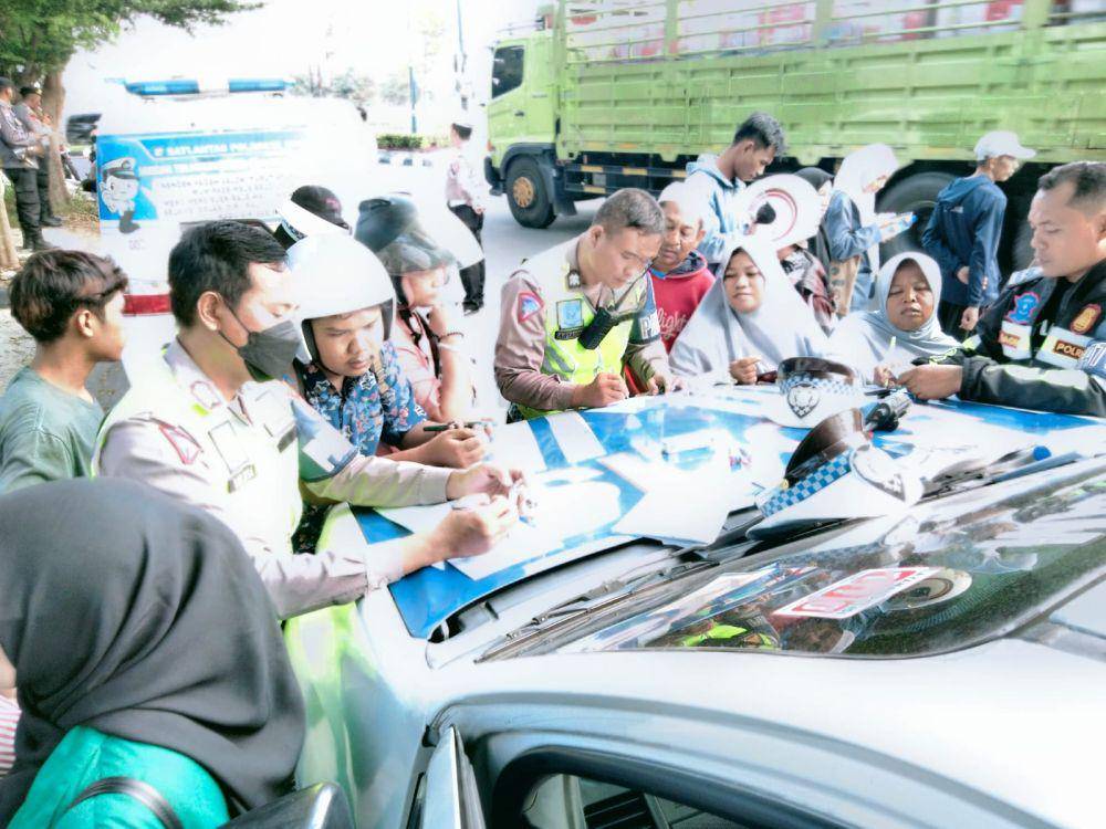 Polisi memberikan surat tilang. (dok. Istimewa)