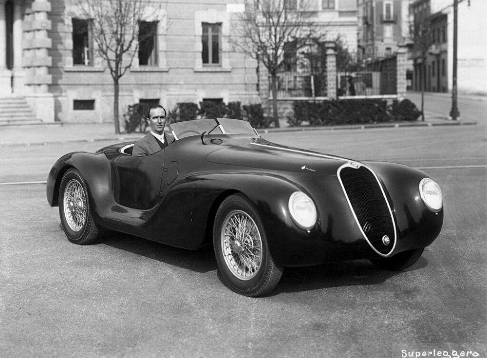 Giuseppe Antonio Farina duduk di dalam mobil 6C 2500 SS Torpedino Brescia racikan Alfa Romeo. (commons.wikimedia.org)