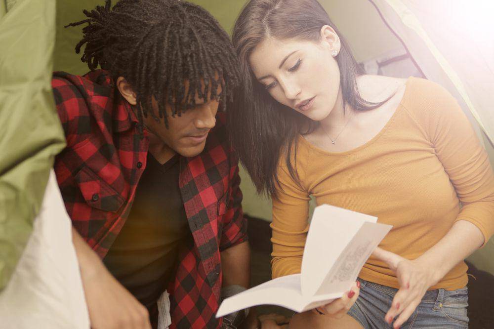 ilustrasi membaca buku (pexels.com/Andrea Piacquadio)