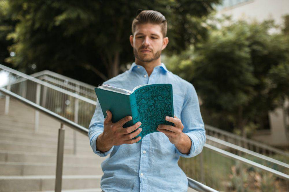 ilustrasi membaca buku (pexels.com/RDNE Stock project)
