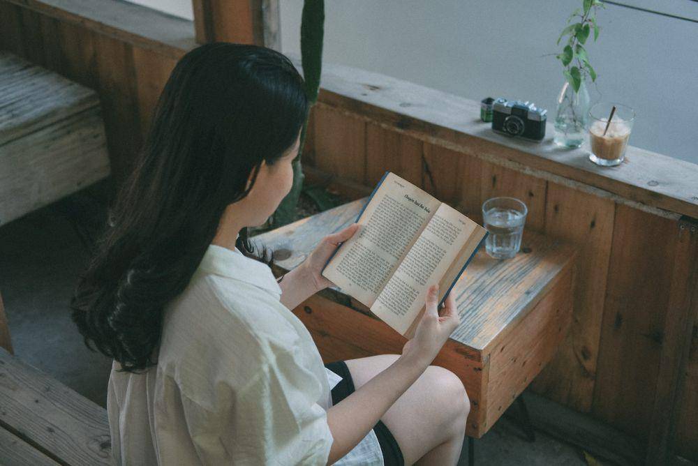 ilustrasi membaca buku (pexels.com/Thới Nam Cao)