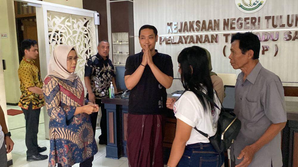 Pelaku kasus penganiayaan saat dilakukan RJ di Kejaksaan Negeri Tulungagung. IDN Times/ Dok Kejari Tulungagung