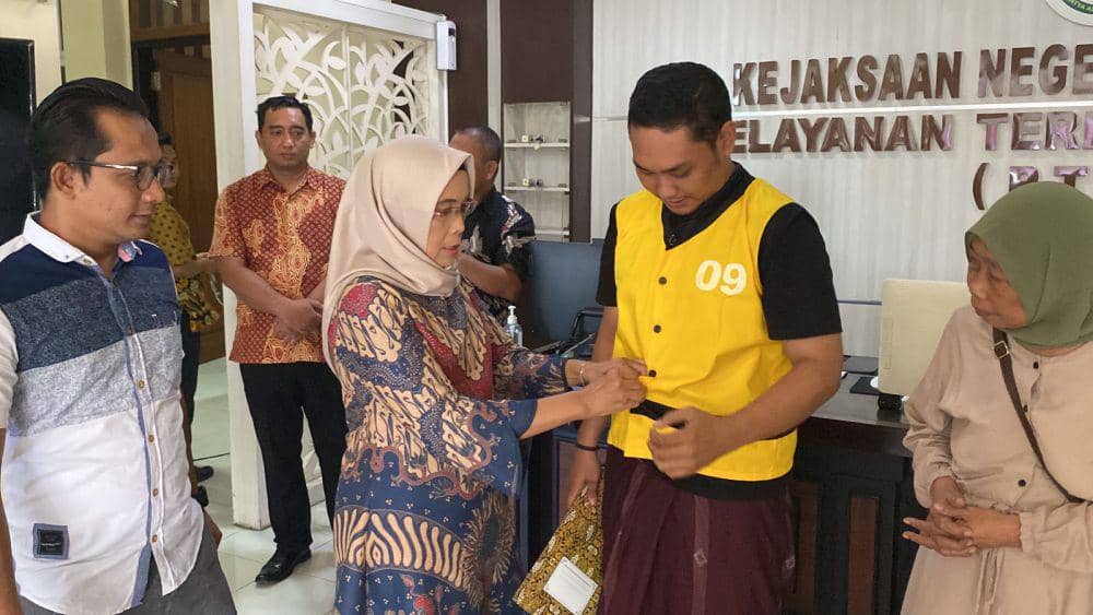 Pelaku kasus penganiayaan saat dilakukan RJ di Kejaksaan Negeri Tulungagung. IDN Times/ Dok Kejari Tulungagung