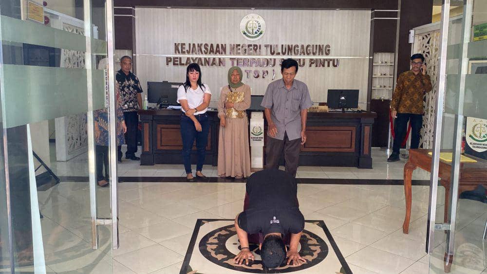 Pelaku kasus penganiayaan saat dilakukan RJ di Kejaksaan Negeri Tulungagung. IDN Times/ Dok Kejari Tulungagung