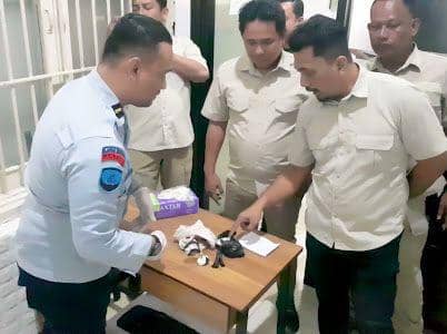 Petugas mengamankan narkoba yang hendak diselundupkan pelaku. IDN Times/ istimewa