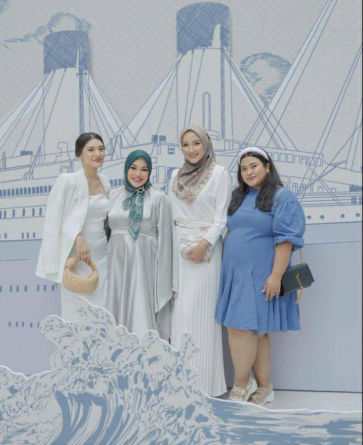 artis yang menghadiri grand launch produk kolaborasi Aurel Hermansyah dan Klamby (instagram.com/anissaaziza)