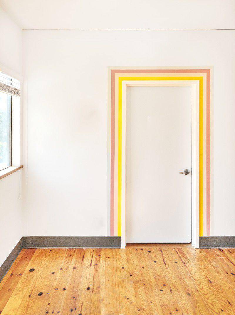 Ilustrasi mempercantik pintu dengan garis warna-warni pada bingkai (domino.com)