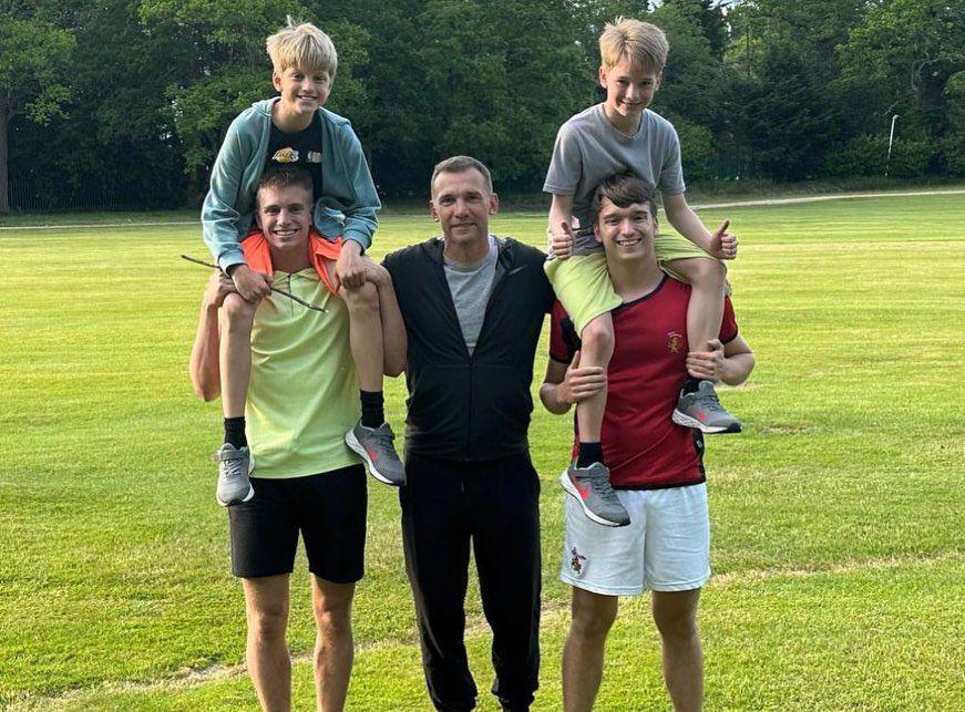 9 Potret Kehangatan Andriy Shevchenko dan Keempat Putranya