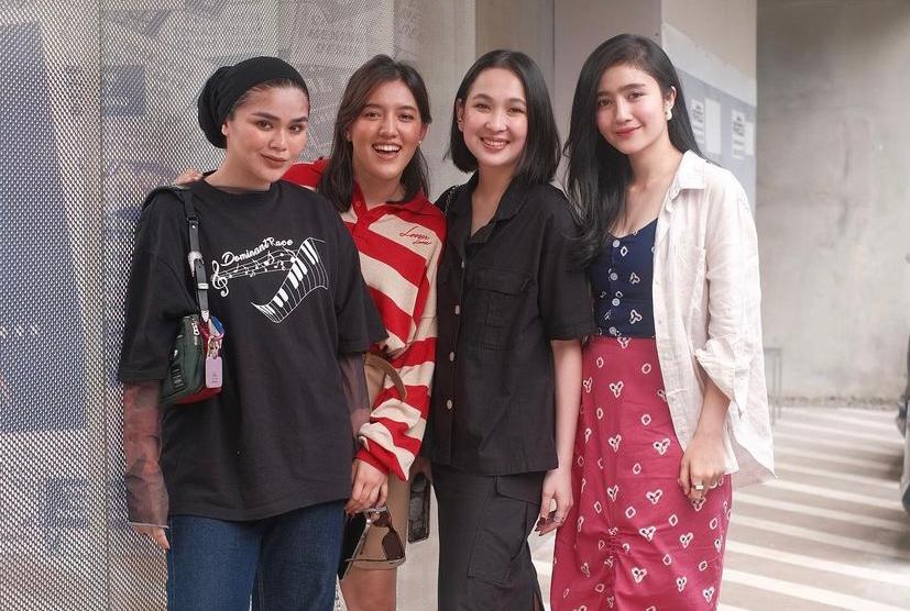 10 Potret Reuni Member Eks Blink, sambil Jualan Bareng!