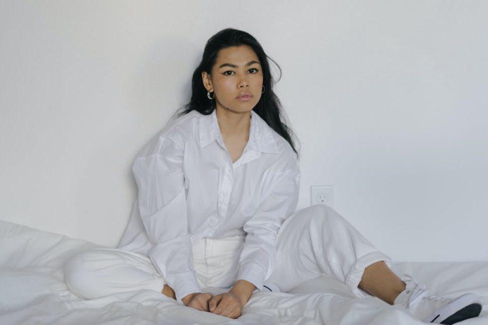 5 Tips Agar Outfit Serba Putih Jadi Gak Monoton, Edgy Abis!