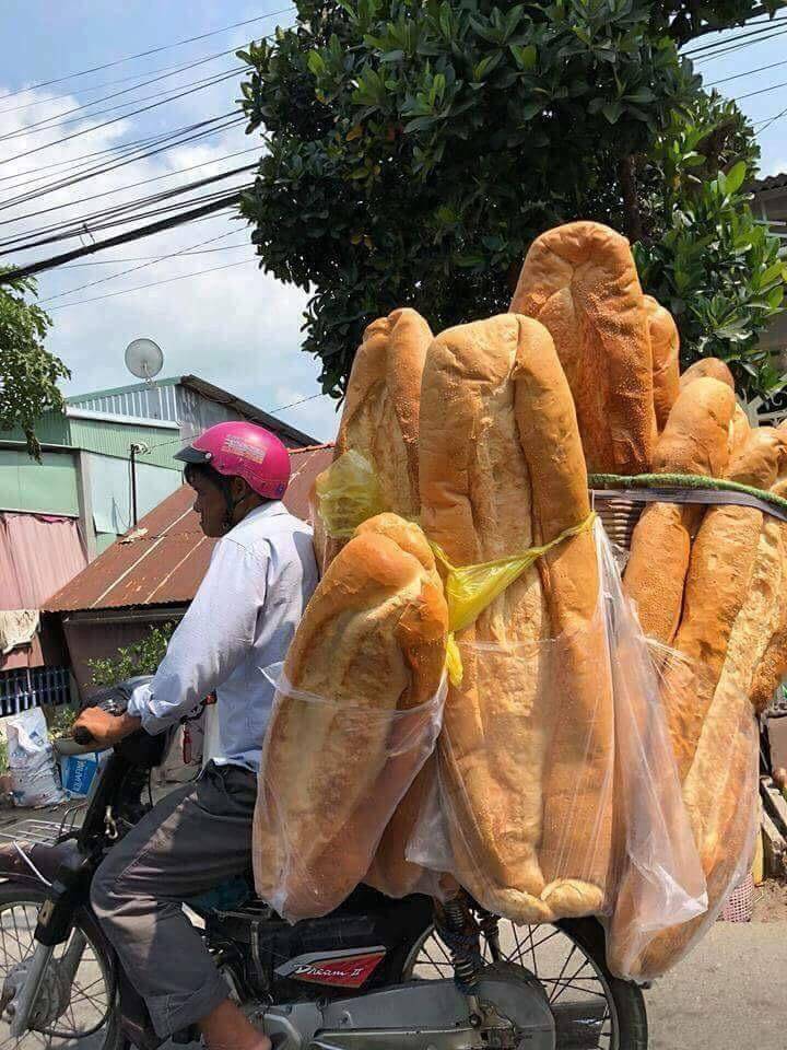 potret hal unik bertema roti baguette (reddit.com/user/blackbanhmi)