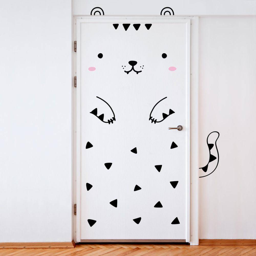 Ilustrasi pintu dengan gambar hewan kartun (beafunmum.com/ Kelly)