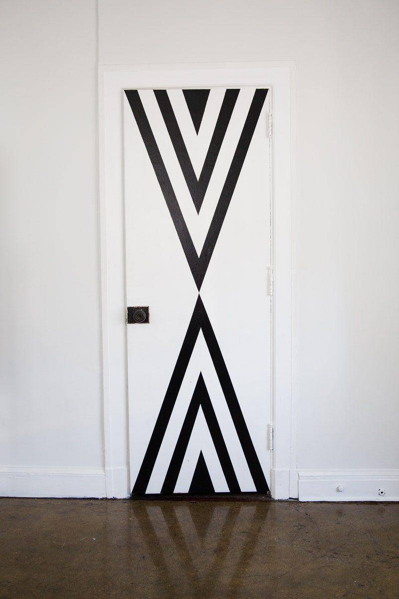 Ilustrasi pintu dengan pola geometris (teenvogue.com/Homepolish)