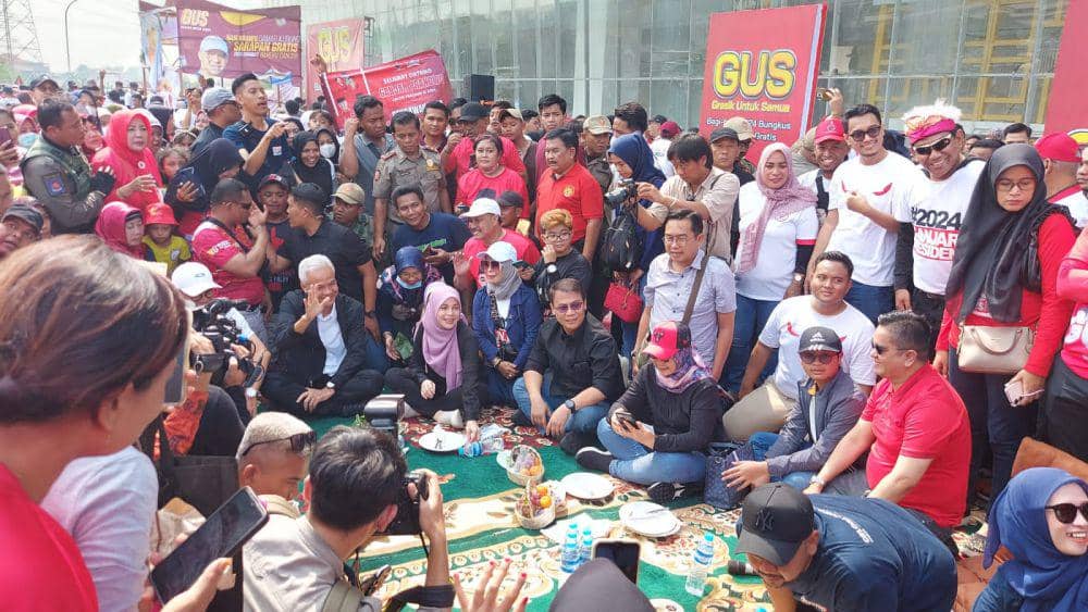 Temui Relawan di Gresik, Ganjar Bagikan 2024 Nasi Krawu
