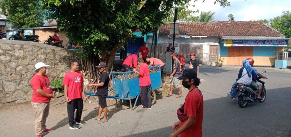 Kader PDI P Bantul gotong royong bersihkan sampah.,(Dok.DPC PDI P Bantul)