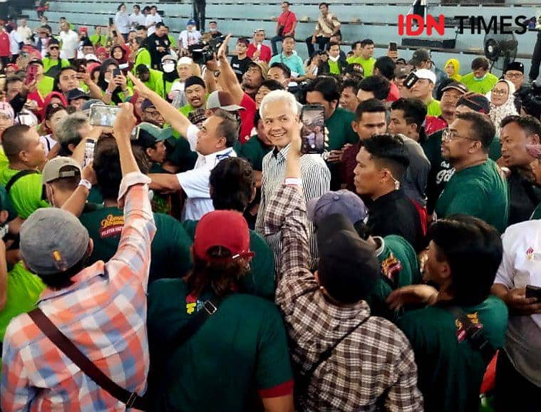 Bacapres, Ganjar Pranowo saat bersama para relawannya di Surabaya. IDN Times/Ardiansyah Fajar.