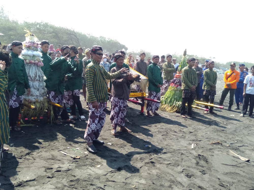 Tradisi Bekti Jolo Nidi Pantai Samas Bantul.(IDN Times/Daruwaskita)