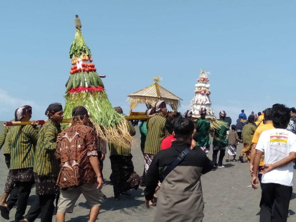 Tradisi Bekti Jolo Nidi Pantai Samas Bantul.(IDN Times/Daruwaskita)