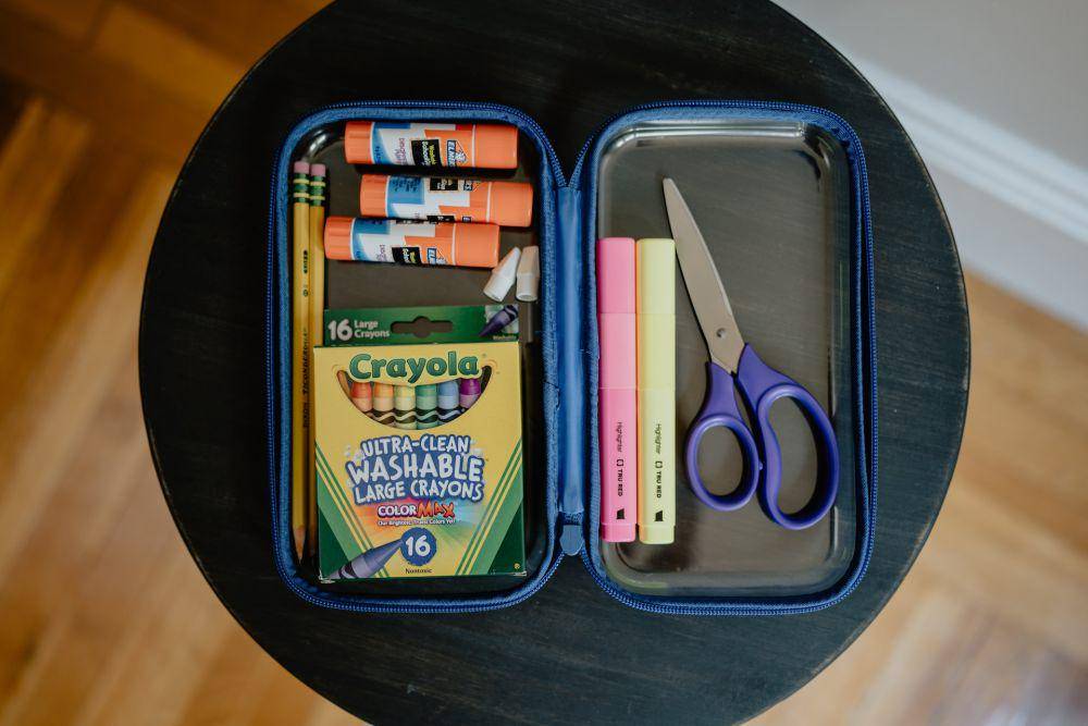 ilustrasi tempat pensil (unsplash.com/Kelly Sikkema)