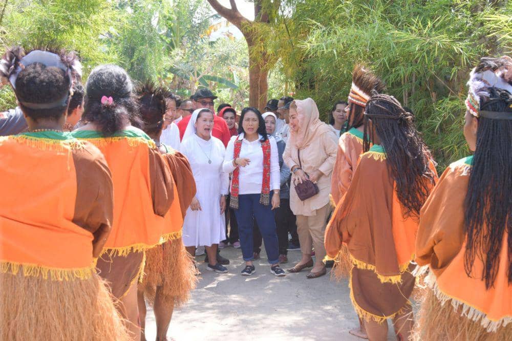 Menteri Pemberdayaan Perempuan dan Perlindungan Anak (PPPA), I Gusti Ayu Bintang Darmawati melaksanakan kegiatan Jelajah Sapa (Jelajah Sahabat Perempuan dan Anak) di Sekolah Berbasis Alam Kebon Dalem, Tembalang, Kota Semarang, Minggu (16/7/2023). (IDN Times/bt)
