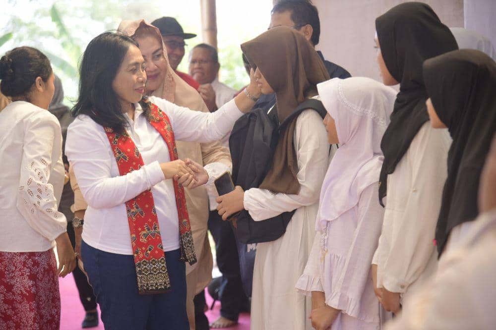Menteri Pemberdayaan Perempuan dan Perlindungan Anak (PPPA), I Gusti Ayu Bintang Darmawati melaksanakan kegiatan Jelajah Sapa (Jelajah Sahabat Perempuan dan Anak) di Sekolah Berbasis Alam Kebon Dalem, Tembalang, Kota Semarang, Minggu (16/7/2023). (IDN Times/bt)