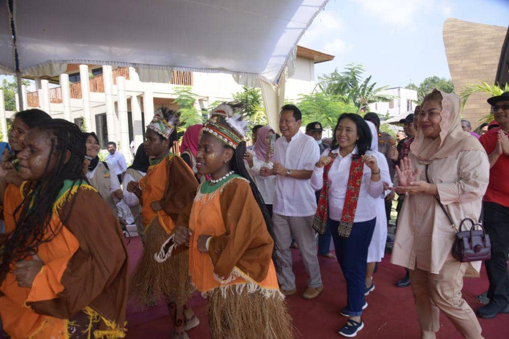 Menteri Pemberdayaan Perempuan dan Perlindungan Anak (PPPA), I Gusti Ayu Bintang Darmawati melaksanakan kegiatan Jelajah Sapa (Jelajah Sahabat Perempuan dan Anak) di Sekolah Berbasis Alam Kebon Dalem, Tembalang, Kota Semarang, Minggu (16/7/2023). (IDN Times/bt)