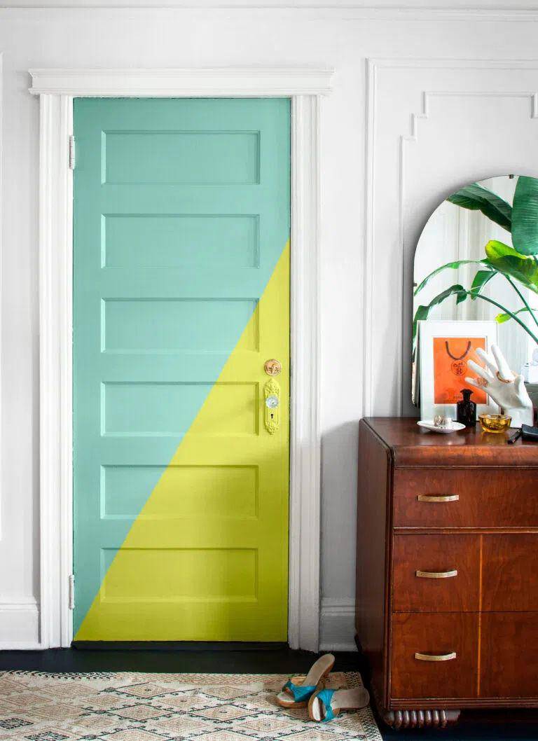 Ilustrasi pintu dicat kombinasi dua warna (thisoldhouse.com/Kate Wood)
